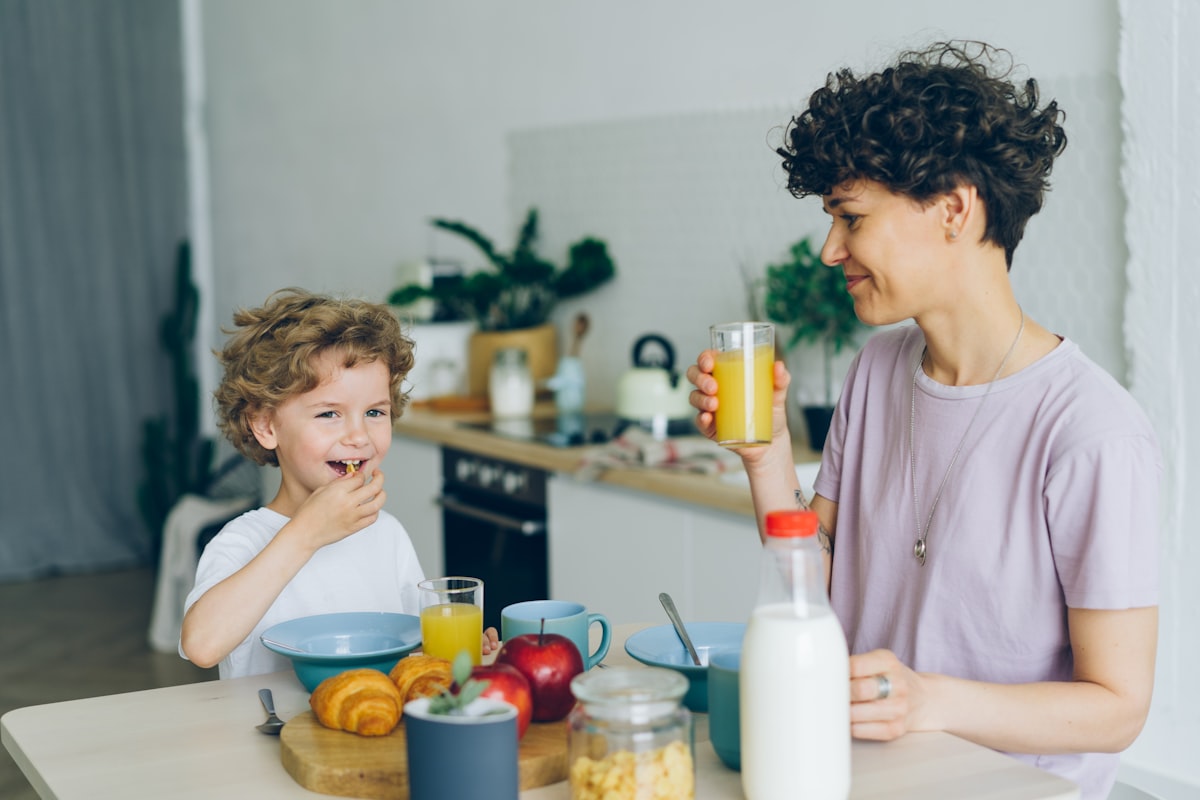 Kinderen helpen in de keuken